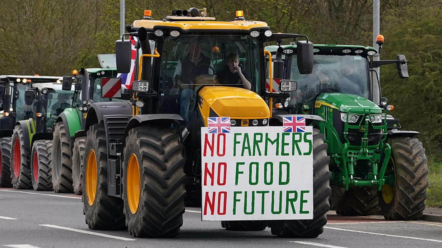 Los agricultores británicos protestan contra el aumento del impuesto de sucesiones.