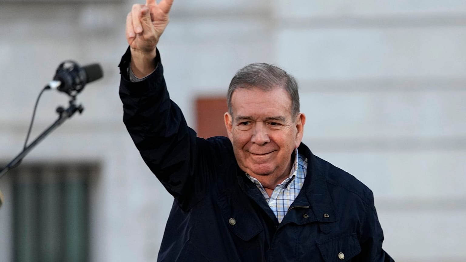 Venezuela muhalefet lideri Edmundo González Madrid şehir merkezindeki Puerta del Sol'da destekçilerine el sallıyor.