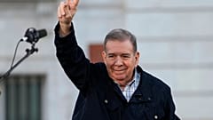 Edmundo González, líder da oposição venezuelana, acena a apoiantes na Puerta del Sol, no centro de Madrid.