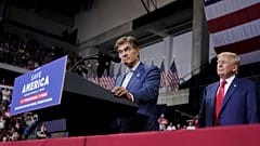 Mehmet Öz (solda), Pensilvanya'nın Wilkes-Barre kentinde düzenlenen bir mitingde eski Başkan Donald Trump'la birlikte, 3 Eylül 2022.