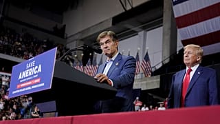 Mehmet Öz (solda), Pensilvanya'nın Wilkes-Barre kentinde düzenlenen bir mitingde eski Başkan Donald Trump'la birlikte, 3 Eylül 2022.