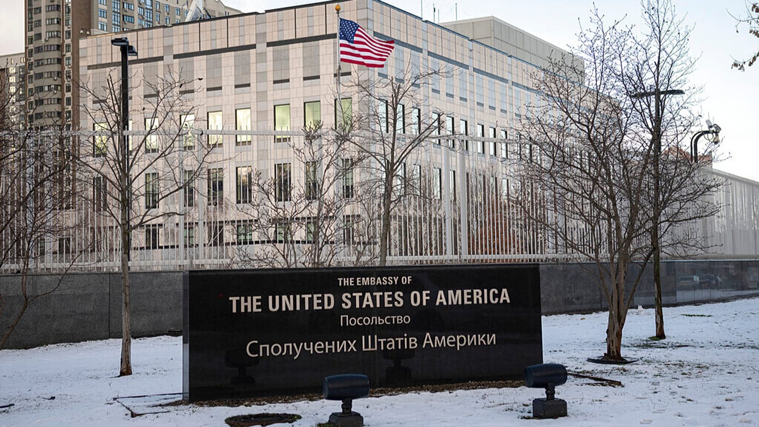 Ukrayna'nın başkenti Kiev'deki ABD Büyükelçiliği'nden bir görünüm, 12 Şubat 2022, Cumartesi. 