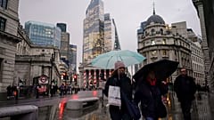 Londra'da insanlar İngiltere Merkez Bankası'nın önünden geçiyor, 18 Kasım 2024