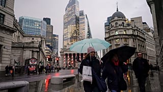 Londra'da insanlar İngiltere Merkez Bankası'nın önünden geçiyor, 18 Kasım 2024