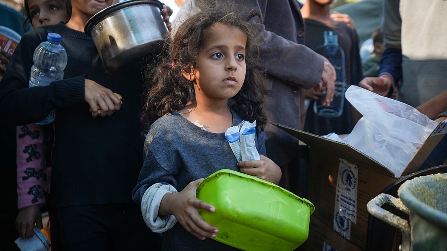 فتاة فلسطينية صغيرة تصطف في طوابير للحصول على الطعام في دير البلح ، قطاع غزة ، الاثنين ، نوفمبر. 18, 2024.