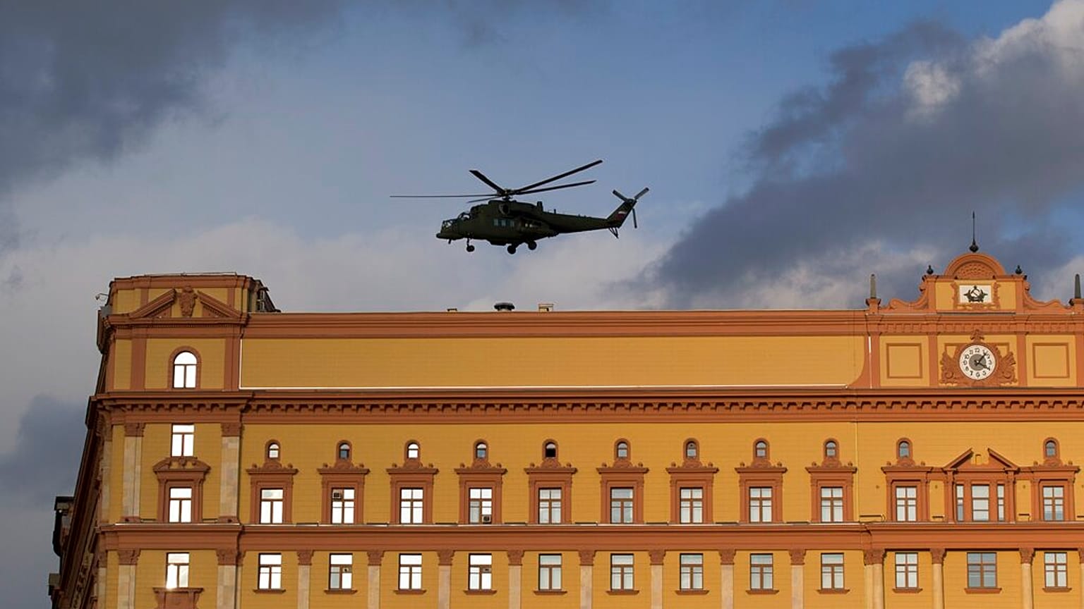 ARCHIV. Russischer Militärhubschrauber Mi-35 startet vom Gebäude des Föderalen Sicherheitsdienstes (FSB, Nachfolger des sowjetischen KGB) am Lubjanskaja-Platz in Moskau,.