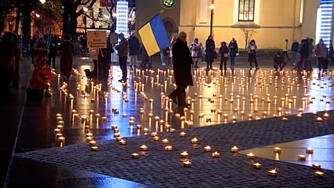1 000 bougies allumées sur la place de la Liberté de Tallinn en solidarité avec l'Ukraine