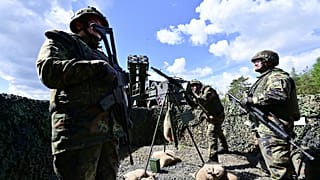 A 3. Nemzetbiztonsági Ezred katonái egy Patriot légvédelmi rakétarendszer mellett állnak a németországi Munster katonai gyakorlóterületén