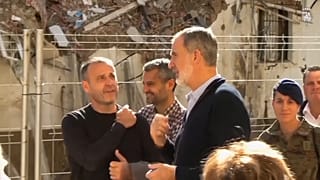 شهروندان سلطنتی اسپانیا برای اولین بار پس از آنکه گل زده شدند، به منطقه فاجعه سیل بازگشتند