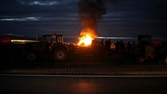 Agricultores bloqueiam autoestrada perto da fronteira franco-espanhola em protesto contra o acordo UE-Mercosul