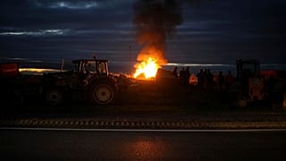 Französische Bauern errichten Straßenblockaden
