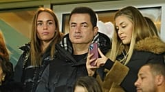 Hull City'nin sahibi Acun Ilıcalı, Everton ile oynanan FA Cup maçını takip ediyor, 8 Ocak 2022