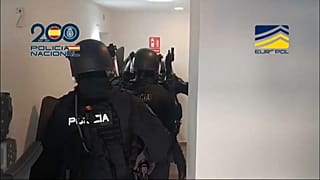 Bu fotoğrafta İspanyol polisi arka cepheden görülüyor