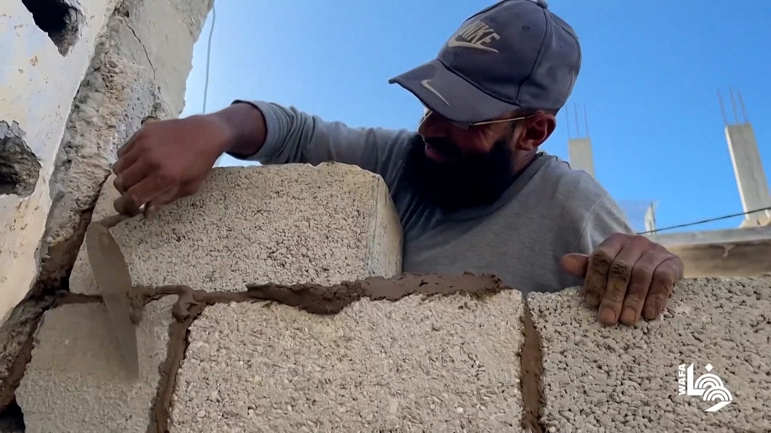 Desplazados de Jan Yunis intentan reconstruir sus casas con barro