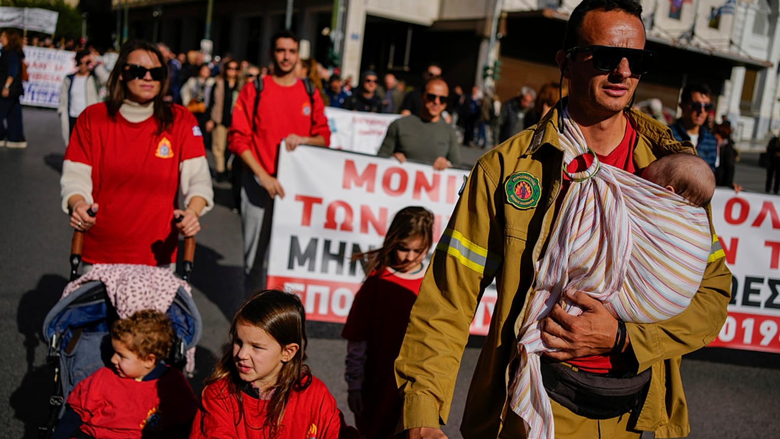 Greve geral nacional organizada por sindicatos dos sectores público e privado que exigem melhores salários, em Atenas, Grécia, quarta-feira, 20 de novembro de 2024.