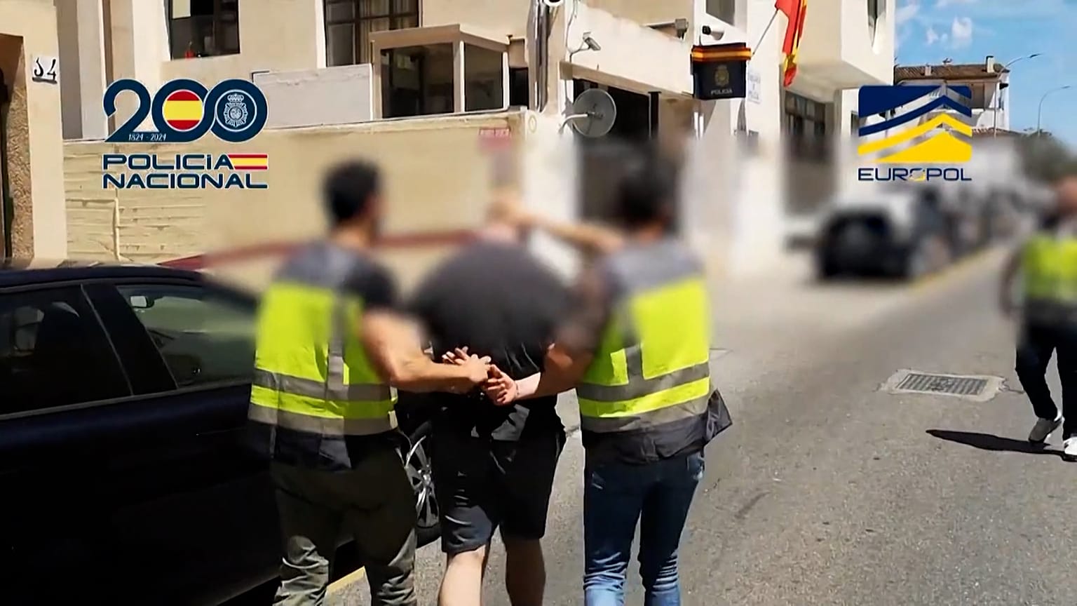Les images montrent une arrestation à Benalmadena, dans la province de Malaga, ainsi que d'autres arrestations et une perquisition à San Juan, dans la province d'Alicante.