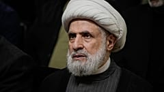 نعيم قاسم، الأمين العام لحزب الله، يتابع كلمة سلفه حسن نصر الله في الضاحية الجنوبية لبيروت، الأربعاء 19 يونيو 2024.