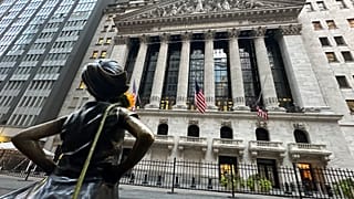 مجسمه دختر نترس در مقابل ساختمان بورس اوراق بهادار نیویورک در ماه اکتبر ۲۰۲۴