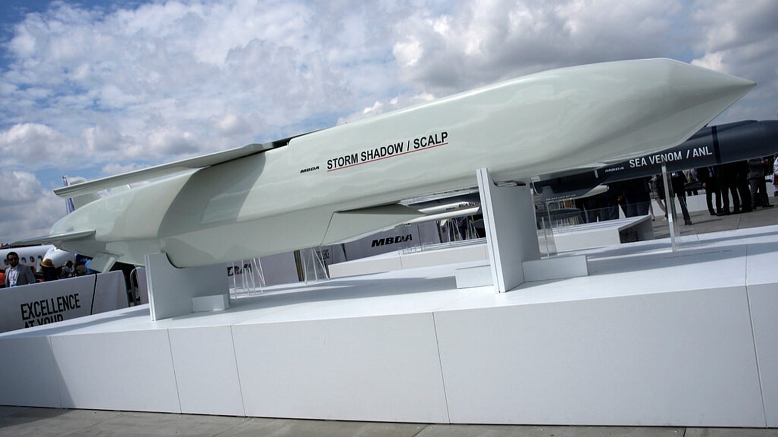 Le missile de croisière Storm Shadow exposé lors du salon de l'aéronautique et de l'espace du Bourget, au nord de Paris, en France, le 19 juin 2023.