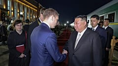 Bu Salı. 12 Eylül 2023, Kuzey Kore hükümeti tarafından sağlanan fotoğrafta Kuzey Kore lideri Kim Jong Un, sağda, Rus Bakan Aleksander Kozlov tarafından karşılanıyor. 