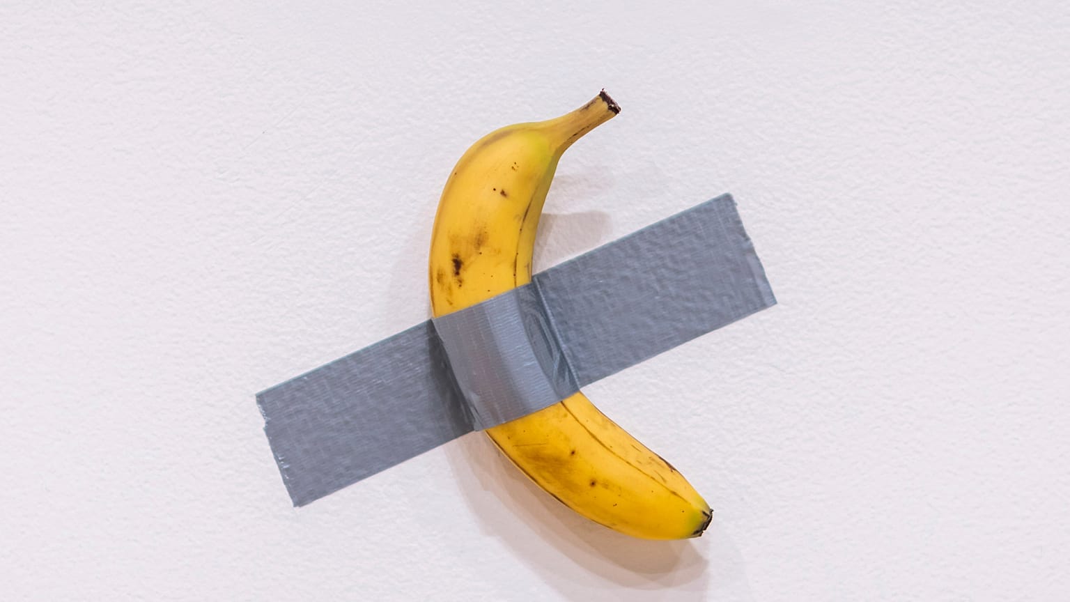 La célèbre banane scotchée se vend pour 5,8 millions d'euros lors d'une vente aux enchères d'œuvres d'art 