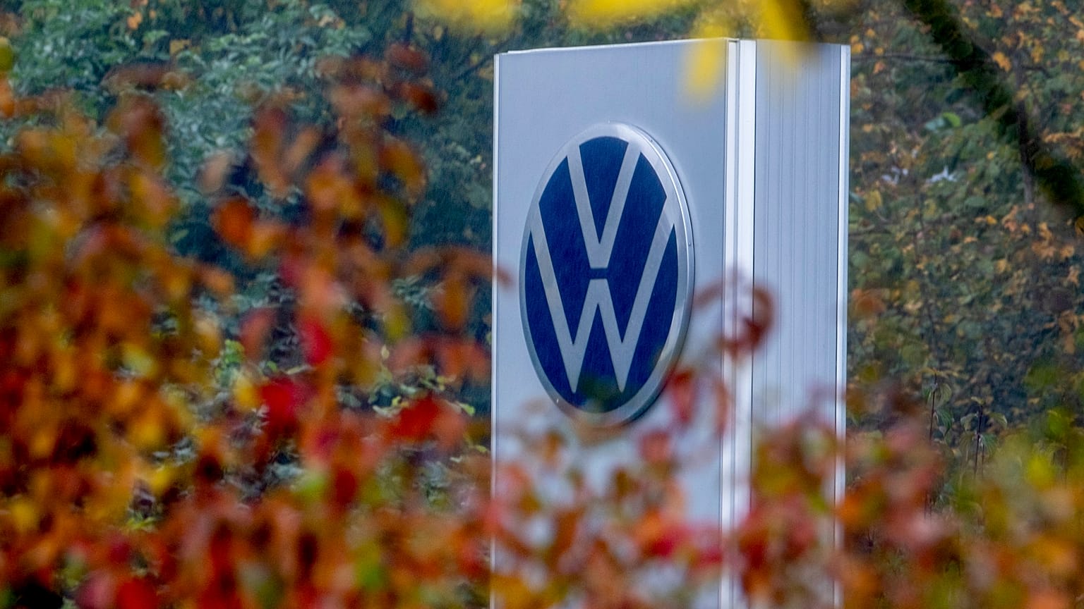 Frankfurt yakınlarındaki Neu-Anspach'ta bir otomobil bayisinin Volkswagen logosu, 30 Ekim 2024, Çarşamba. (AP Fotoğrafı/Michael Probst)
