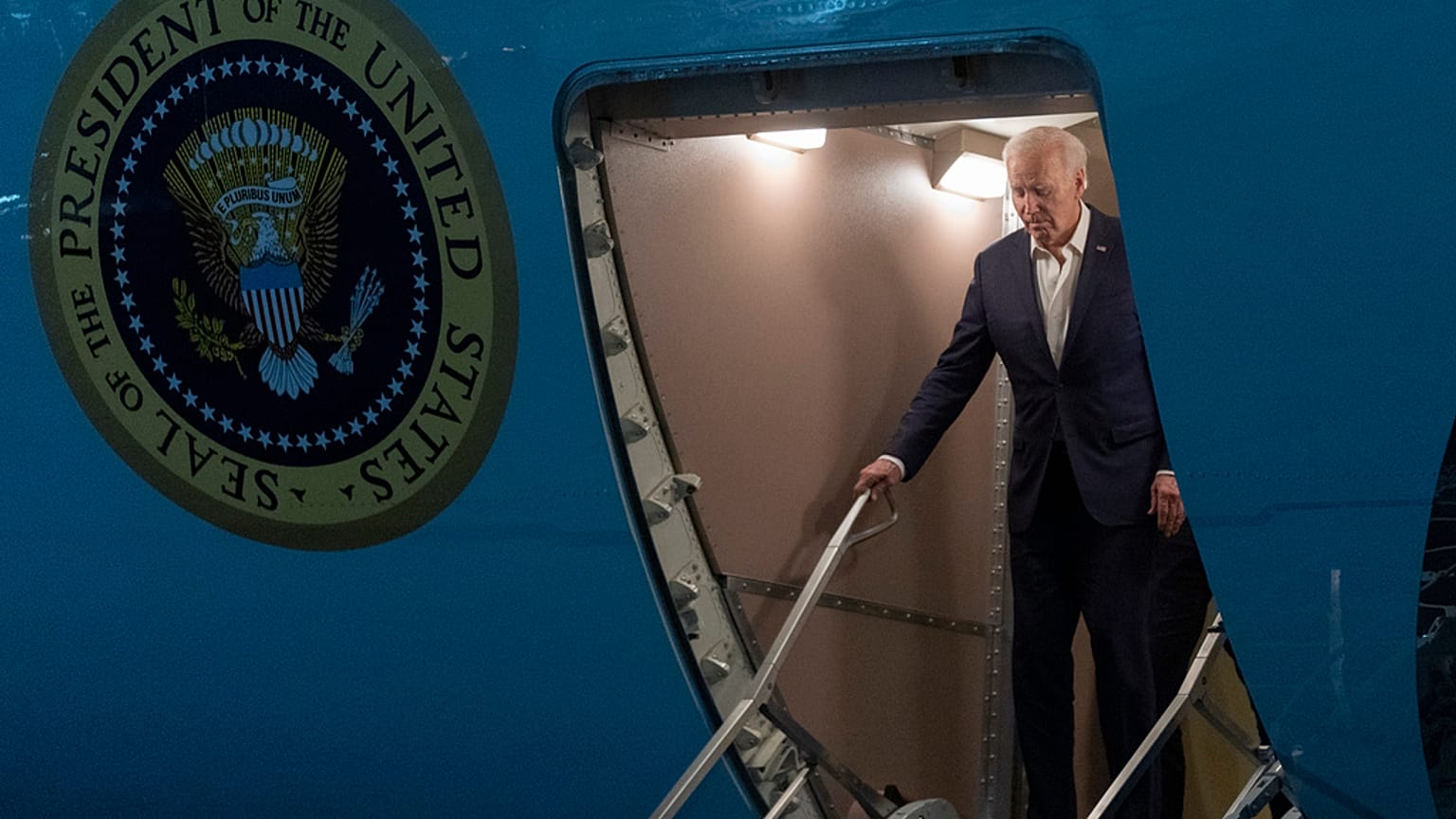Biden elnök leszáll az Air Force One fedélzetéről, 2024 november 19. 