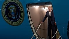 Biden elnök leszáll az Air Force One fedélzetéről, 2024 november 19. 