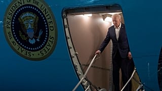 Biden elnök leszáll az Air Force One fedélzetéről, 2024 november 19. 