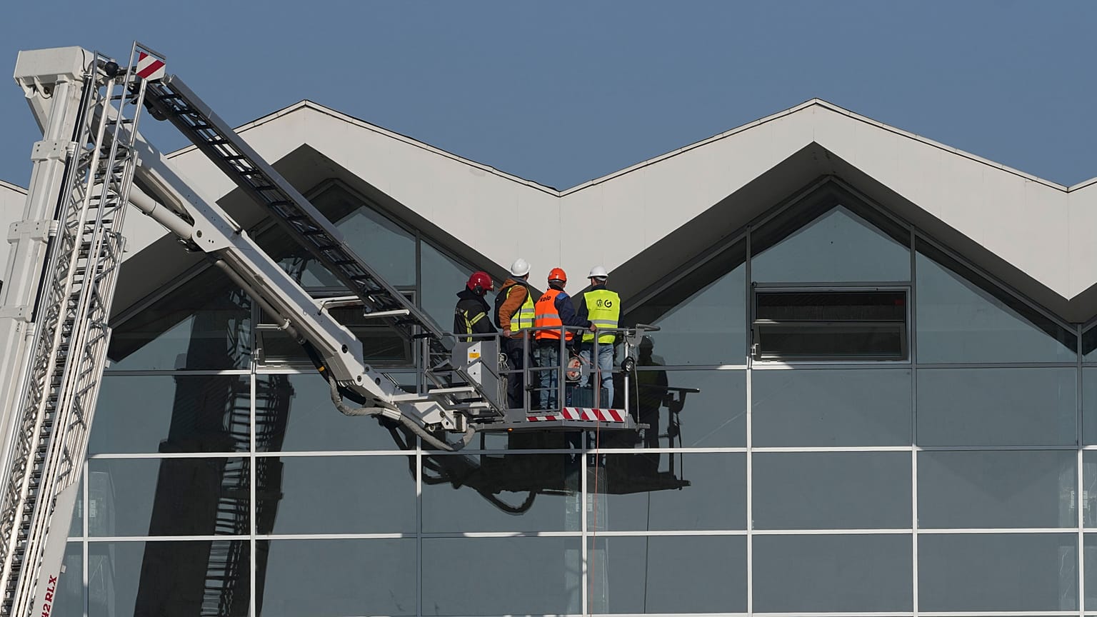 عمال يتفقدون محطة قطار بعد انهيار سقف خارجي في نوفي ساد في صربيا، صربيا، السبت 2 نوفمبر/تشرين الثاني 2024