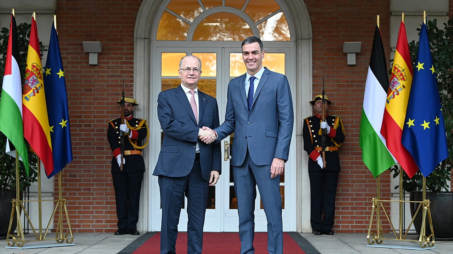 Filistin Başbakanı Muhammed Mustafa (solda) İspanya Başbakanı Pedro Sánchez (sağda) ile el sıkışıyor. 