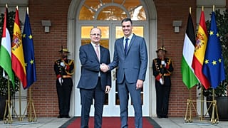 O primeiro-ministro palestiniano Mohammad Mustafa (à esquerda) aperta a mão ao primeiro-ministro espanhol Pedro Sánchez (à direita). 