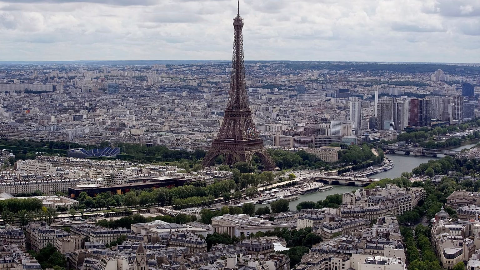 Eyfel Kulesi, 17 Haziran 2024 Pazartesi günü Paris, Fransa'da resmedilmiştir.