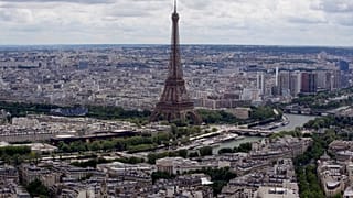 Eyfel Kulesi, 17 Haziran 2024 Pazartesi günü Paris, Fransa'da resmedilmiştir.