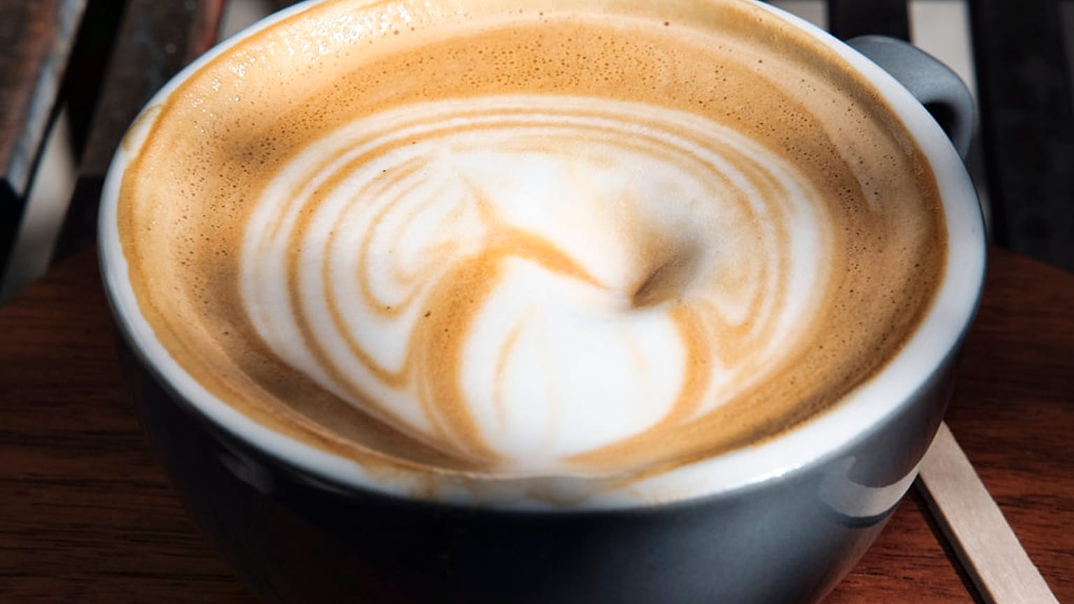 Una taza de café flat white