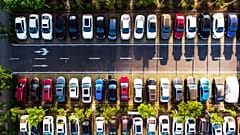 Bu stok fotoğrafta bir sokağın iki tarafına park edilmiş otomobiller görülüyor
