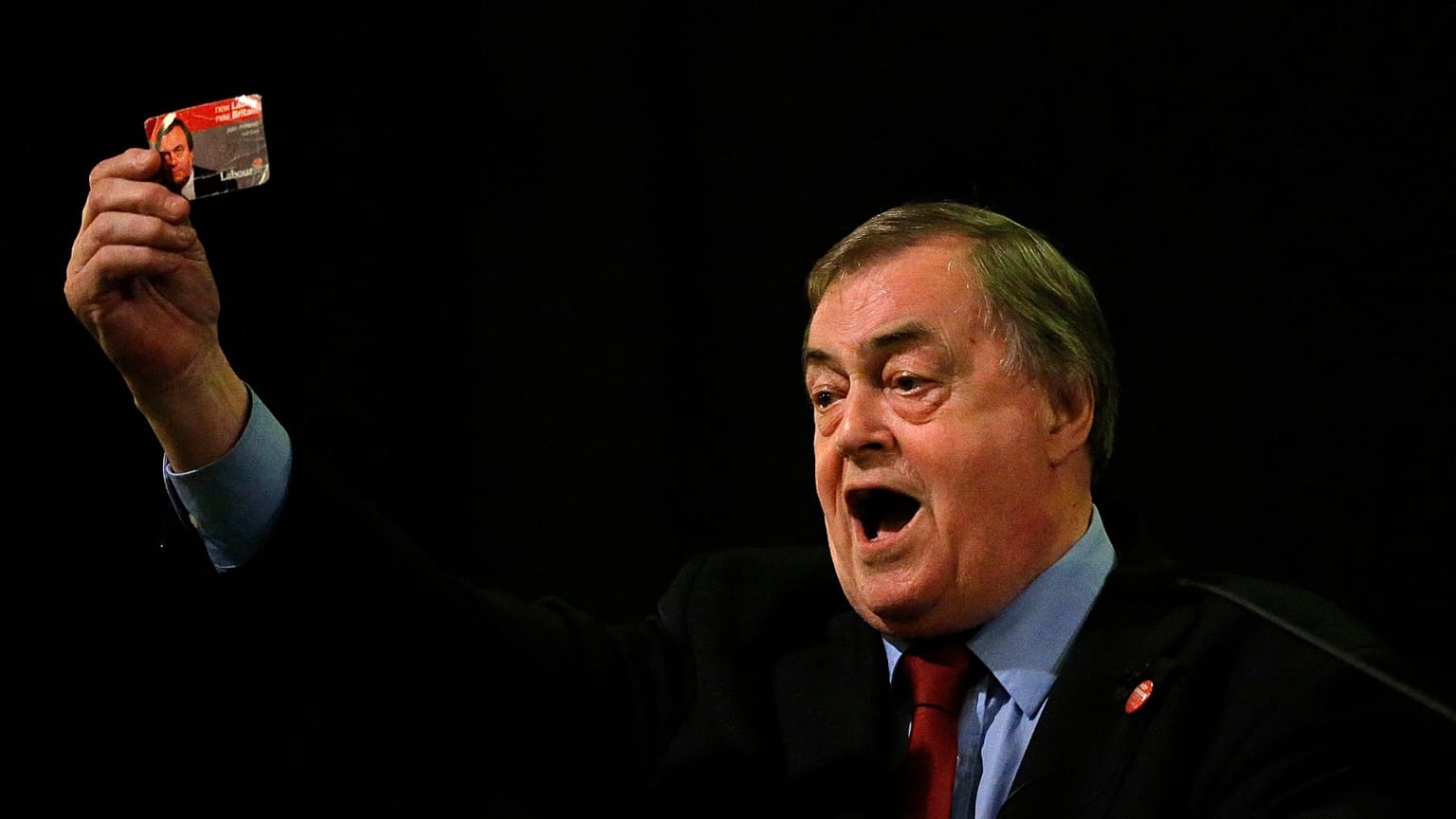 İngiltere İşçi Partisi eski Genel Başkan Yardımcısı John Prescott, Londra'da İşçi Partisi üyelik kartını gösteriyor, 24 Ağustos 2015