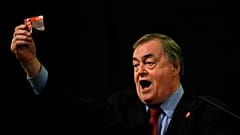 İngiltere İşçi Partisi eski Genel Başkan Yardımcısı John Prescott, Londra'da İşçi Partisi üyelik kartını gösteriyor, 24 Ağustos 2015