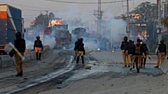 أطلقت الشرطة قنابل الغاز المسيل للدموع لتفريق محتجين غاضبين أغلقوا طريقًا قرب مركز شرطة.