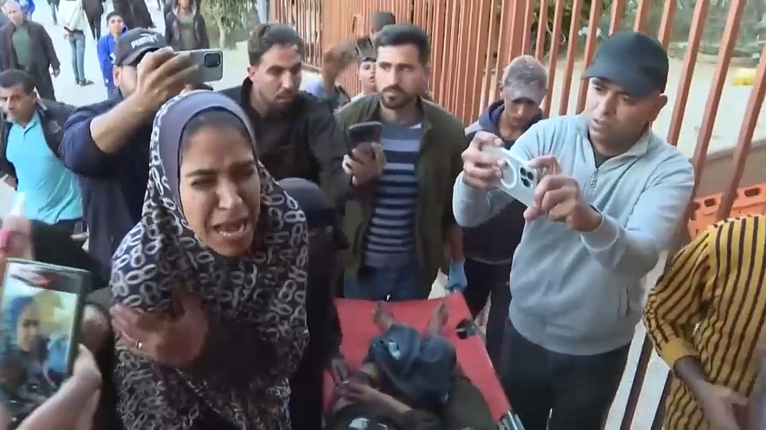 أم فلسطينية تودّع أطفالها الثلاثة بعد غارة إسرائيلية على غزة