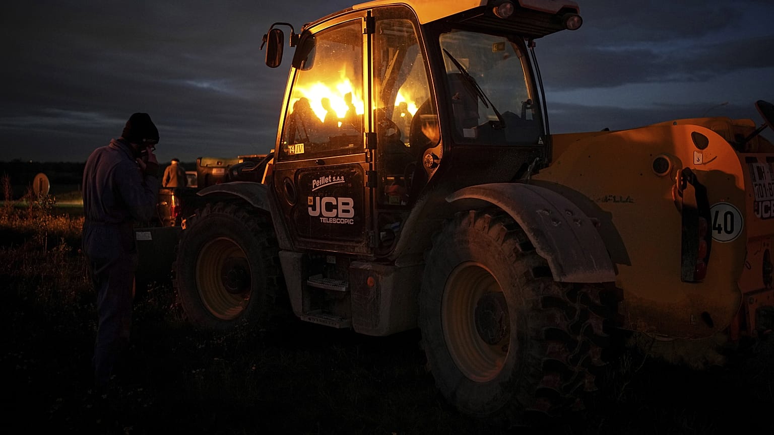 Des agriculteurs lors d'une manifestation contre l'accord UE-Mercosur, à Saint-Laurent-de-Mure, près de Lyon, dans le centre de la France, le lundi 18 novembre 2024.