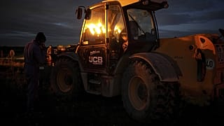 Des agriculteurs lors d'une manifestation contre l'accord UE-Mercosur, à Saint-Laurent-de-Mure, près de Lyon, dans le centre de la France, le lundi 18 novembre 2024.