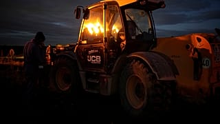 Фермеры греются у костра на акции протеста против торгового соглашения ЕС-МЕРКОСУР в Сен-Лоран-де-Мур, недалеко от Лиона, 18 ноября 2024 г.