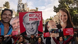 Netanyahu'nun portresi üzerinde "Ölüm Kabinesi" yazılı bir döviz taşıyan İsrailli rehinelerin aileleri ve destekçileri, bir protesto esnasında görüntüleniyor (Arşiv)