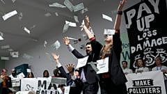 Ακτιβιστές συμμετέχουν σε διαδήλωση για τη χρηματοδότηση του κλίματος στη Σύνοδο Κορυφής των Ηνωμένων Εθνών για το Κλίμα COP29, την Πέμπτη 21 Νοεμβρίου 2024, στο Μπακού του Αζερμπαϊτζάν.