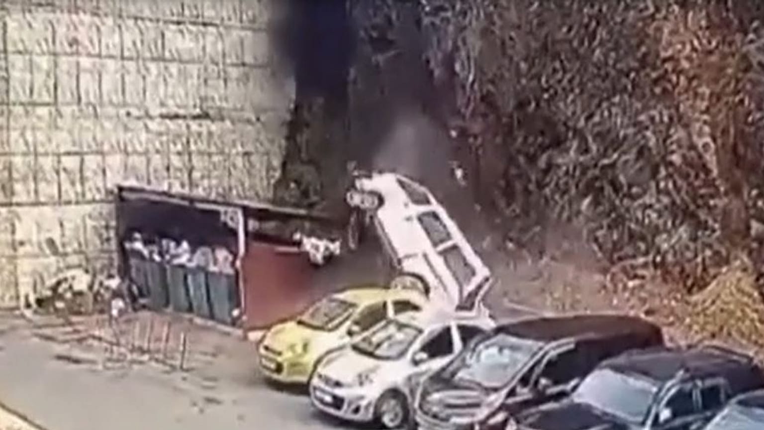 حافلة تسقط في فلاديفوستوك من من ارتفاع 12 متراً وتخلف قتيلًا ومصابًا