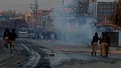 Polis memurları Pakistan'ın Peşaver kentinde protestocuları kovalıyor, 19 Kasım 2024