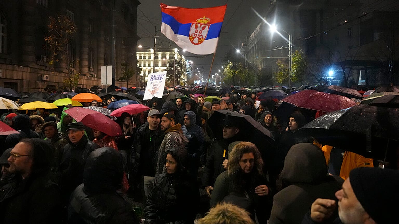 Varias personas marchan durante una protesta tras el derrumbe de una marquesina de hormigón en la estación de tren de Novi Sad, en el que murieron 14 personas, en Belgrado, Serbia, el lunes 11 de noviembre de 2024.