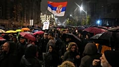 Διαδηλωτές διαμαρτύρονται για την κατάρρευση του τσιμεντένιου στεγάστρου στο σιδηροδρομικό σταθμό του Νόβι Σαντ