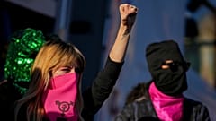 Manifestantes participam numa manifestação antes do Dia Internacional para a Eliminação da Violência contra as Mulheres, que terá lugar a 25 de novembro, em Roma, sábado, 23 de novembro de 2024